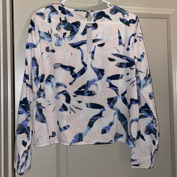 Banana Republic, slightly cropped dress shirt, abstract pattern, size medium - Picture 2 of 3